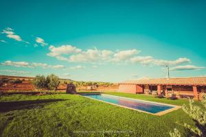una casa con piscina frente a un patio en Finca & SPA Vereda Real, en Alcaraz