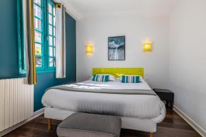 Postel nebo postele na pokoji v ubytování Hotel Le Port Neuf