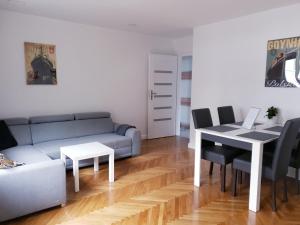 a living room with a couch and a table at Apartament Kamienna Gdynia in Gdynia