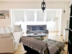 Χώρος καθιστικού στο MY OCEAN HOME !!! Breathtaking location, Steps to the ocean, Spacious sea view, Fully Equipped and Well-Furnished with Private Entrance and High-Speed Fiber Optic Internet