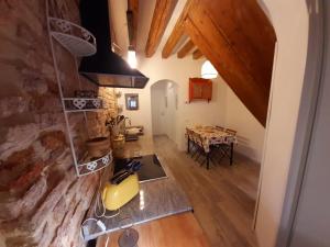 eine Küche und ein Esszimmer mit einer Steinmauer in der Unterkunft ISEPO APARTMENT in Venedig