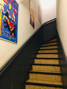 una escalera mecánica en una escuela con un cartel en la pared en Hotel Le Port Neuf, en Bayona