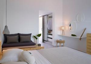 Een bed of bedden in een kamer bij Proteas Blu Resort