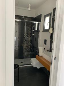Een badkamer bij Appartamenti Addimuru