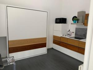 Een keuken of kitchenette bij Appartamenti Addimuru