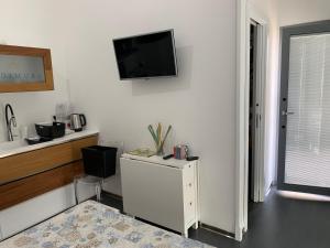 Een keuken of kitchenette bij Appartamenti Addimuru