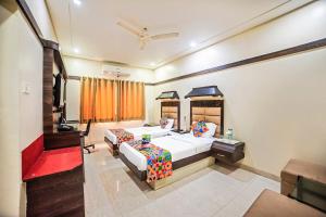 Katil atau katil-katil dalam bilik di FabHotel Santoor Geeta Bhawan Square