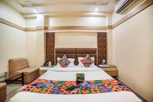 เตียงในห้องที่ FabHotel Santoor Geeta Bhawan Square