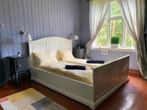 duże łóżko w pokoju z oknem w obiekcie vrangfoss slusevokterbolig w mieście Funnemark