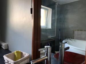 ein Badezimmer mit einer Badewanne und einem Waschbecken in der Unterkunft Vanalinna Apartment in Tallinn