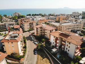 z góry widok na miasto z budynkami i ocean w obiekcie Stella di Mare - Via Amendola w mieście Formia