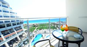 Bazén v ubytování Seaden Sea Planet Resort & Spa nebo v jeho okolí