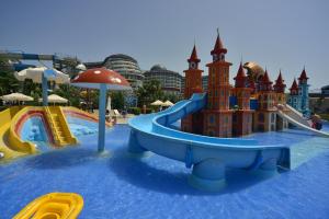 Bazén v ubytování Seaden Sea Planet Resort & Spa nebo v jeho okolí