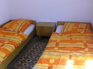 - une chambre avec 2 lits et une table de nuit dans l'établissement Ferienwohnung Oblfing, à Schöllnach