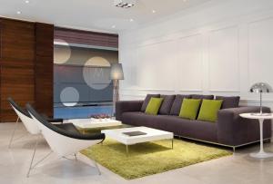 uma sala de estar com um sofá e uma mesa em Rochester Hotel M em Buenos Aires