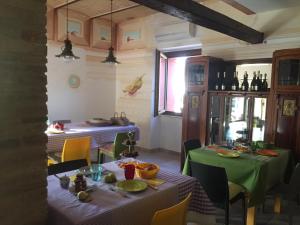 ロッカ・サン・ジョヴァンニにあるTenuta Porelloのダイニングルーム(緑のテーブルクロス付きテーブル2台付)