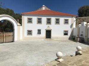 ein großes weißes Haus mit großer Auffahrt in der Unterkunft Cazal d'Oliveira in Granja