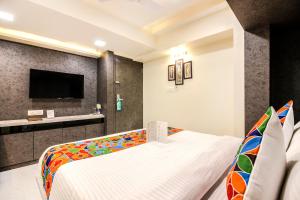 Hotel Radana Vashi Navimumbai的电视和/或娱乐中心