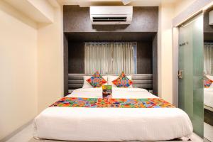Hotel Radana Vashi Navimumbai客房内的一张或多张床位