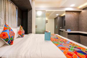 Hotel Radana Vashi Navimumbai客房内的一张或多张床位