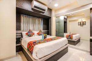 Hotel Radana Vashi Navimumbai客房内的一张或多张床位