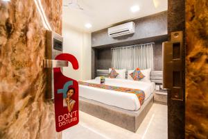Hotel Radana Vashi Navimumbai客房内的一张或多张床位