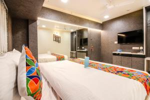 Hotel Radana Vashi Navimumbai的电视和/或娱乐中心