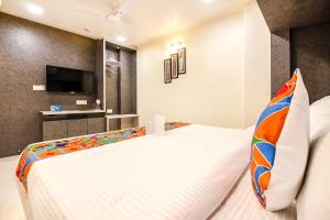 Hotel Radana Vashi Navimumbai客房内的一张或多张床位