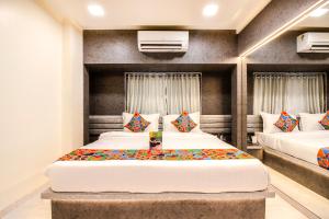 Hotel Radana Vashi Navimumbai客房内的一张或多张床位