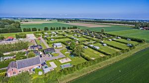 Ett flygfoto av Chalet Boerennest - Heerlijk chalet met overkapt terras en 3 slaapkamers - max 5 pers - 3 km van Noordzee - locatie op camping Moorhoek 10