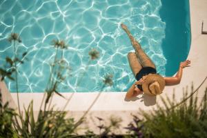 eine Puppe auf der Seite eines Pools in der Unterkunft Hotel Admiral in Budva