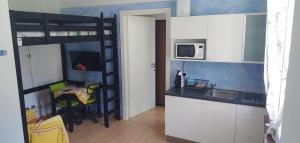 Kuchyň nebo kuchyňský kout v ubytování AFFITTACAMERE VALCHIAVENNA - Foresteria Lombarda con PARCHEGGIO PRIVATO SUL POSTO! Apprezzata Gestione Familiare dal 2012, Qualità-Prezzo TOP! "Guest-House with PRIVATE PARKING ON SITE! Appreciated Family Management since 2012, Quality-Price TOP!"