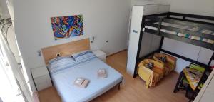 Postel nebo postele na pokoji v ubytování AFFITTACAMERE VALCHIAVENNA - Foresteria Lombarda con PARCHEGGIO PRIVATO SUL POSTO! Apprezzata Gestione Familiare dal 2012, Qualità-Prezzo TOP! "Guest-House with PRIVATE PARKING ON SITE! Appreciated Family Management since 2012, Quality-Price TOP!"