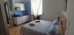 Kuchyň nebo kuchyňský kout v ubytování AFFITTACAMERE VALCHIAVENNA - Foresteria Lombarda con PARCHEGGIO PRIVATO SUL POSTO! Apprezzata Gestione Familiare dal 2012, Qualità-Prezzo TOP! "Guest-House with PRIVATE PARKING ON SITE! Appreciated Family Management since 2012, Quality-Price TOP!"