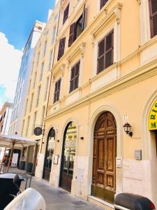 罗马COMFORT INN ROMA TERMINI的一条街道上带有木门的黄色建筑