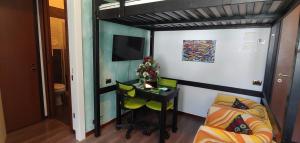 Pokój z kanapą, stołem i telewizorem w obiekcie AFFITTACAMERE VALCHIAVENNA - Foresteria Lombarda con PARCHEGGIO PRIVATO SUL POSTO! Apprezzata Gestione Familiare dal 2012, Qualità-Prezzo TOP! "Guest-House with PRIVATE PARKING ON SITE! Appreciated Family Management since 2012, Quality-Price TOP!" w mieście Chiavenna
