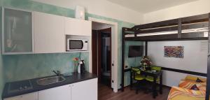 Кухня або міні-кухня у VALCHIAVENNA - B&B - Affittacamere - Guest House - Appartamenti - Case Vacanze - Home Holiday