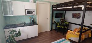 Kuchyň nebo kuchyňský kout v ubytování AFFITTACAMERE VALCHIAVENNA - Foresteria Lombarda con PARCHEGGIO PRIVATO SUL POSTO! Apprezzata Gestione Familiare dal 2012, Qualità-Prezzo TOP! "Guest-House with PRIVATE PARKING ON SITE! Appreciated Family Management since 2012, Quality-Price TOP!"