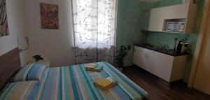 Postel nebo postele na pokoji v ubytování AFFITTACAMERE VALCHIAVENNA - Foresteria Lombarda con PARCHEGGIO PRIVATO SUL POSTO! Apprezzata Gestione Familiare dal 2012, Qualità-Prezzo TOP! "Guest-House with PRIVATE PARKING ON SITE! Appreciated Family Management since 2012, Quality-Price TOP!"