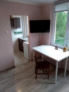 una pequeña cocina con una mesa blanca y una ventana en Mieszkanie 2 pokoje ul. Skrzetuskiego LSM Lublin, en Lublin