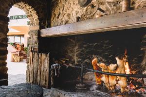 ein Kamin, in dem Hühner gekocht werden in der Unterkunft Hotel Ispinigoli in Dorgali