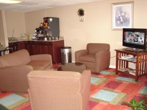 TV a/nebo společenská místnost v ubytování Royal Inn - Anniston