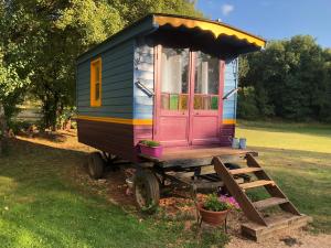 a tiny house on a cart in a yard at les roulottes du LOT in Gramat