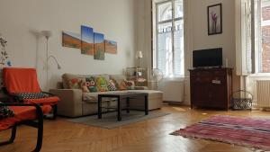 - un salon avec un canapé et une table dans l'établissement Jolanda Apartment, à Budapest