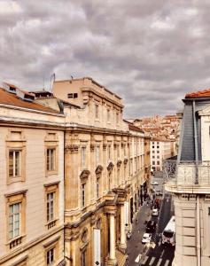 a group of buildings on a city street with cars at 9D Centre ville de Lyon et visite à pied in Lyon