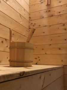 um balde de madeira sentado numa prateleira numa parede de madeira em Alloggio Rurale em Terni