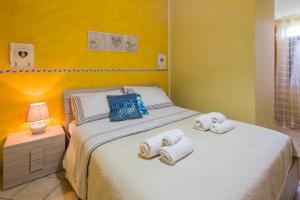 een slaapkamer met een bed met handdoeken erop bij La Collina in Salerno