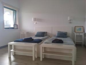 Giường trong phòng chung tại Chamedafne w Puszczy Kampinoskiej