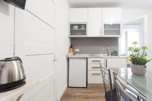 Kuchyň nebo kuchyňský kout v ubytování Rochinha Cozy Home