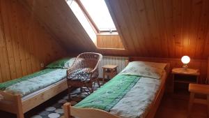 クルシュコフツェにあるPokoje Gościnne u Cześkaのベッド2台と窓が備わる小さな客室です。